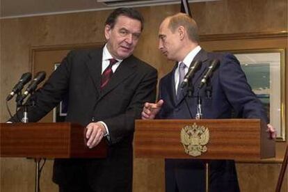 Gerhard Schröder (izquierda) y Vladímir Putin, durante un encuentro en Oslo en 2002.