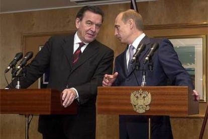 Gerhard Schröder (izquierda) y Vladímir Putin, durante un encuentro en Oslo en 2002.