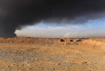 Al atardecer, la visibilidad en el pueblo de Haj Alí apenas abarca unos pocos metros. Una cortina de humo recubre hasta donde alcanza la vista en el horizonte, a las afueras de Qarayyah.