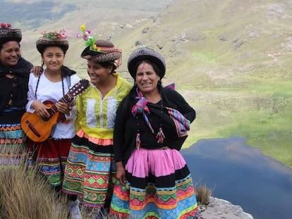 Cuatro campesinas de Quispillaqta al borde de la laguna de Tapaccocha, que crearon recogiendo la sabiduría del hombre prehispánico. 