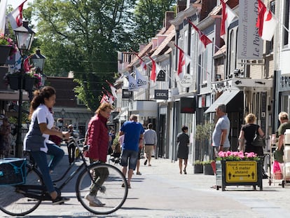 Varias personas pasean con mascarilla junto a la frontera entre Holanda y Bélgica.