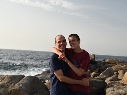 Álvaro y su hijo Alvarete disfrutando del mar.