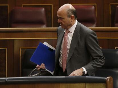 El ministro de Econom&iacute;a, Luis de Guindos, durante el pleno del Congreso de hoy.