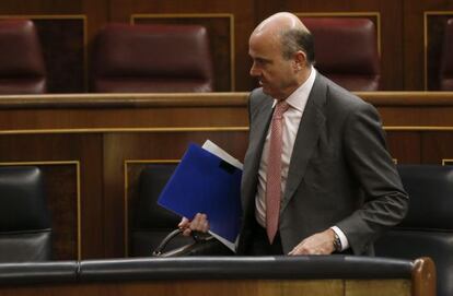 El ministro de Econom&iacute;a, Luis de Guindos, durante el pleno del Congreso de hoy.