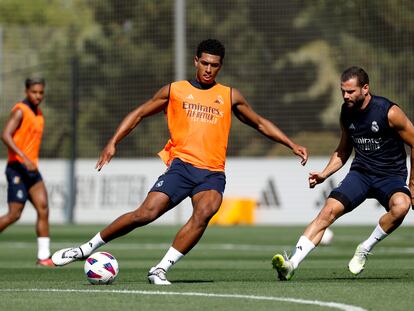 Jude Bellingham, defendido por Nacho, este martes en el entrenamiento del Madrid.