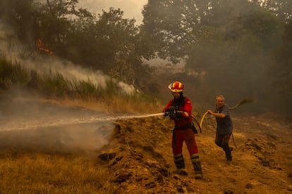Labores de extinción del incendio de Chandrexa de Queixa, en Ourense, el 12 de agosto.
