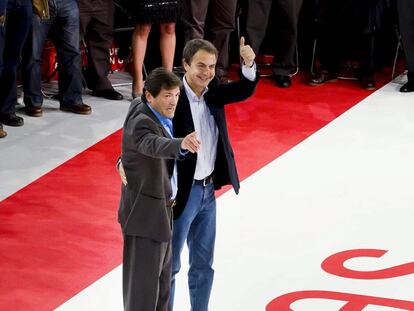 Zapatero saluda junto al candidato socialista a la presidencia del Principado de Asturias, Javier Fernández.
