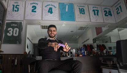 Laarbys, en su local de Majadahonda, con las camisetas de varios jugadores del Real Madrid.