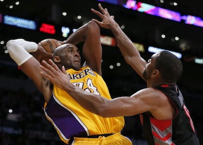 Bryant intenta pasar el balón ante Anderson.