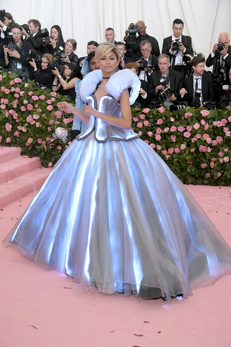 Zendaya, en la gala del Met centrada en el 'camp', en mayo de 2019, vestida por Tommy Hilfiger como Cenicienta.