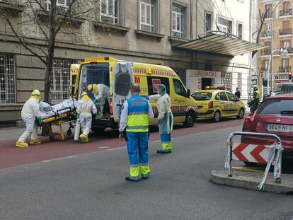 Varios sanitarios trasladan a un paciente en el hospital La Princesa, en Madrid. / J. A. H.