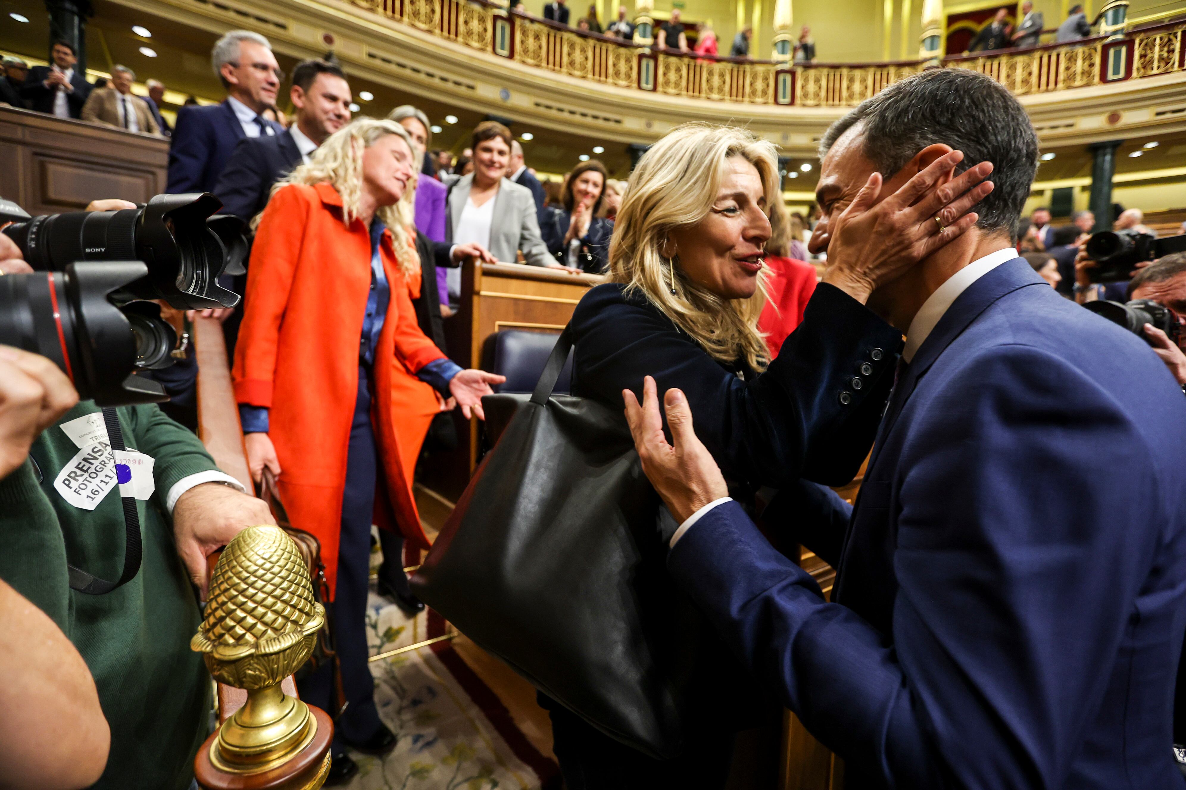 Yolanda Díaz felicita a Pedro Sánchez, al término de la segunda jornada del debate de investidura.