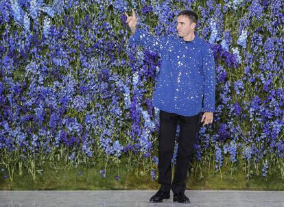 Raf Simons saluda tras el último desfile en el que ejerció como director creativo de Dior, en octubre del año pasado.