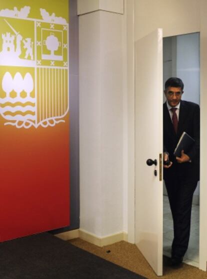 El 'lehendakari' Patxi López llega a la conferencia de prensa en la que ha anunciado el adelanto electoral.