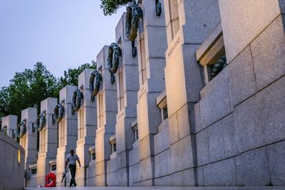 Un miembro del National Park Service inspecciona el Monumento Nacional a la Segunda Guerra Mundial en Washington, un día antes del Día de los caídos en guerra.