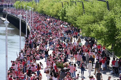 Centenares de aficionados del Athletic Club de Bilbao esperan en los márgenes de la ría del Nervión, este jueves en Bilbao. 