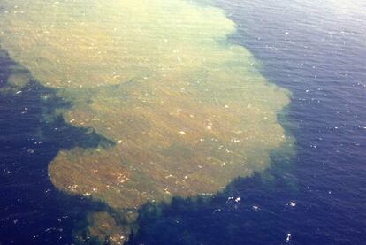 Imagen facilitada por la Guardia Civil de una vista aérea tomada desde un helicóptero de la mancha volcánica.