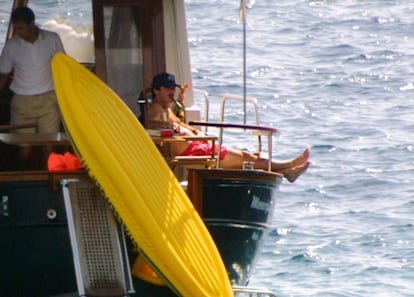 Pues nada, aquí, descansando en Menorca, es agosto. Y fumando un puro en el barco. Si esta imagen fuera una publicidad, las convenciones del comentarismo de moda de 2018 obligarían a aludir al privilegio blanco, al heteropatriarcado y qué sé yo qué más. Pero no lo es. Por cierto, bonito traje de baño.