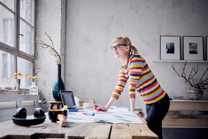 Una trabajadora se muestra sonriente en un loft de Berlín, Alemania.