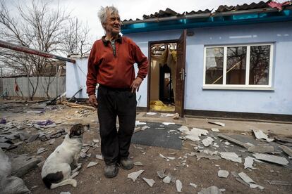 Mijaíl Zayed, de 80 años, junto con su perra, Vina, en Shevchenkove.