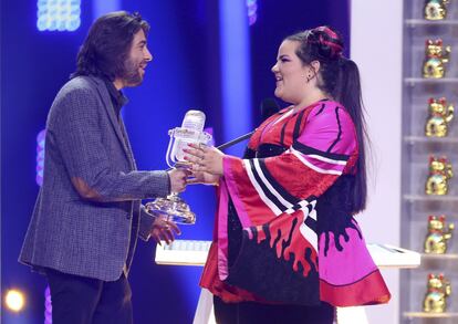 Netta recibe de manos de Salvador Sabral el trofeo de Eurovisión 2018.