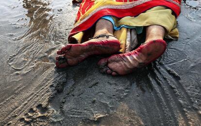 PUM01 BOMBAI (INDIA), 26/10/2017.- Cientos de devotos hindúes participan en el ritual del Chhath Puja, en Bombai (India) hoy, 26 de octubre de 2017. Millones de personas de diversas partes del país se congregan en las orillas de ríos y lagos para hacer una ofrenda al dios solar. EFE/ DIVYAKANT SOLANKI


