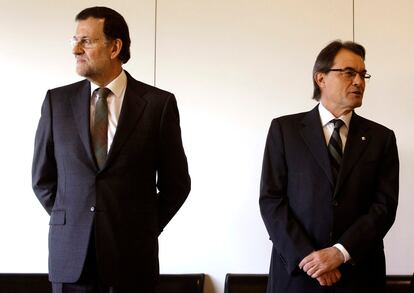 El presidente del Gobierno, Mariano Rajoy, junto al presidente catalán, Artur Mas, durante el viaje inaugural de la línea de alta velocidad entre Barcelona y Figueres (Girona), el 8 de enero de 2013.