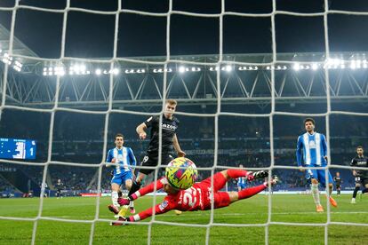 Sorloth marca el segundo gol de la Real Sociedad ante el Espanyol.