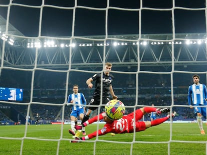 Sorloth marca el segundo gol de la Real Sociedad ante el Espanyol.