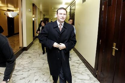 El <i>lehendakari</i> Ibarretxe, ayer tras las votaciones en el Parlamento vasco.