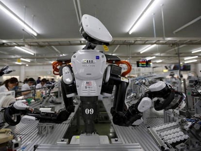 Robot humanoide en una fábrica de Kazo, Japón.