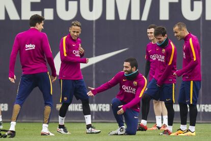 Arda Turan bromea con sus compa&ntilde;eros en el entrenamiento.