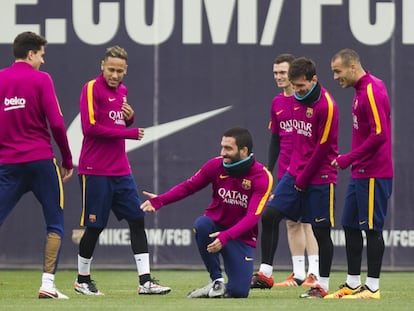 Arda Turan bromeja amb els seus companys a l'entrenament.