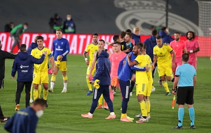 Los jugadores de Cádiz CF, celebran la victoria ante el Real Madrid, al finalizar el encuentro.