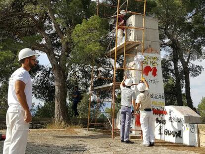 Operaris enderroquen el mon&ograve;lit franquista. 