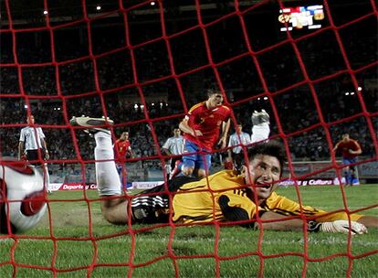 En la foto, David Villa, de España marca el segundo gol de penalty. En primer término el portero argentino Roberto Abbondanzieri