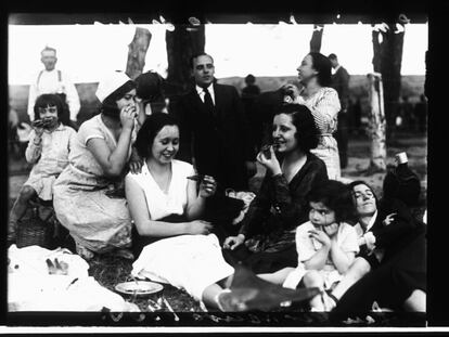 Familias merendando en San Fernando. en 1933.