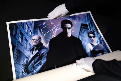 Un póster de 'Matrix' es exhibido en una casa de subastas en Londres en 1999.