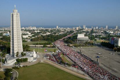 Cientos de miles de cubanos asisten al mitin que tradicionalmente celebra el Gobierno castrista en la emblemática Plaza de la Revolución cada 1 de mayo