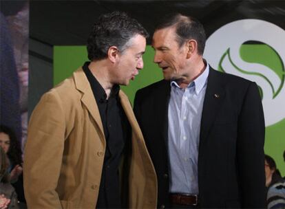 El presidente del PNV, Iñigo Urkullu, y el <i>lehendakari</i>, Juan José Ibarretxe, en la Plaza Nueva de Bilbao durante la celebración del Aberri Eguna.