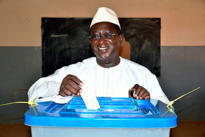 Soumaïla Cissé, líder de la Unión por la República y la Democracia (URD), introduce su voto durante la segunda vuelta de las elecciones presidenciales de 2018 en un colegio electoral de Niafunké (Malí).