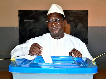 Soumaïla Cissé, líder de la Unión por la República y la Democracia (URD), introduce su voto durante la segunda vuelta de las elecciones presidenciales de 2018 en un colegio electoral de Niafunké (Malí).