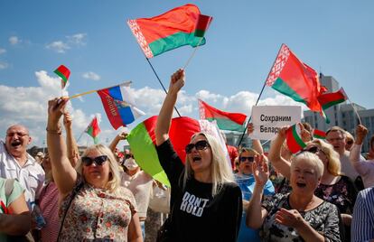 Pocas horas antes de la "Marcha por la Libertad", en un discurso a miles de sus seguidores en Minsk, el líder de Bielorrusia ha rechazado repetir las elecciones presidenciales. En la imagen, manifestantes progubernamentales agitan banderas de Rusia y Bielorrusia en apoyo al presidente Alexander Lukashenko, en Minsk.