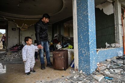 Los migrantes que han sido detenidos por las fuerzas de seguridad griegas serán transferidos a un centro de internamiento y posteriormente deportados a sus países de origen. En la imagen, una familia de migrantes sirios se refugia en un edificio abandonado, en Edirne (Turquía).