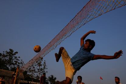 Un niño refugiado rohingya jugando en el campamento de refugiados Palongkhali, cerca de Cox's Bazar (Bangladés).
