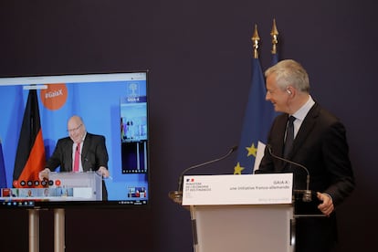 El minisrro francés de Economía, Bruno Le Maire (derecha) escucha a su homólogo francés Peter Altmaier en una videoconferencia en París el 4 de junio.