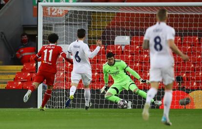 Thibaut Courtois para un disparo de Salah.