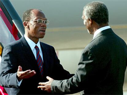 Aristide (izquierda) es recibido por el presidente surafricano, Thabo Mbeki, en Johanesburgo.