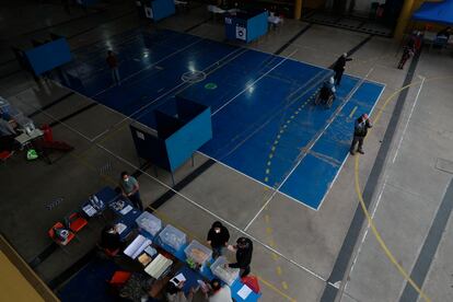 Ciudadanos votan por la constituyente anterior, en Santiago, en 2021.
