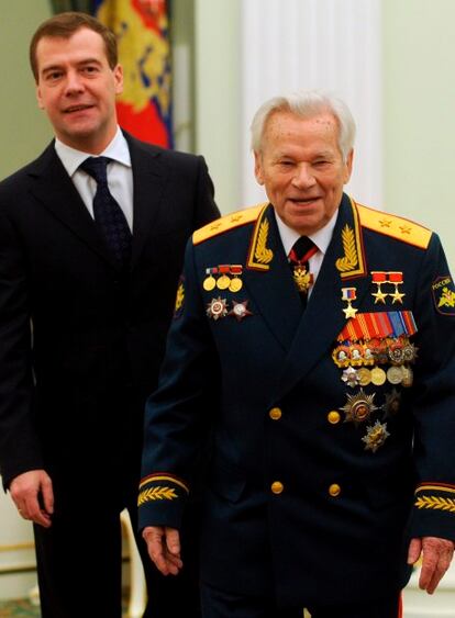 Mijaíl Kaláshnikov, el creador del famoso fusil AK- 47 que lleva su apellido, ha celebrado su 90 cumpleaños en el Kremlin de Moscú, en presencia del presidente de Rusia, Dmitri Medvédev. Allí, ha mostrado que tiene muchos planes para el futuro y que está satisfecho de su invento, el arma de fuego más conocida del mundo. "He logrado diseñar un sistema capaz de perfeccionarse al compás del tiempo" ha declarado